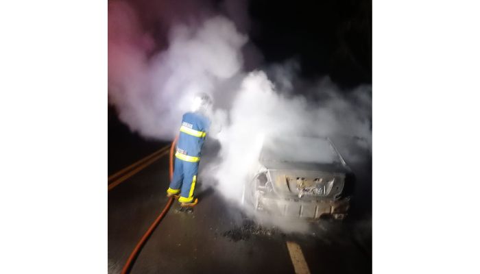 Nova Laranjeiras – Após falha mecânica carro é consumido por fogo 